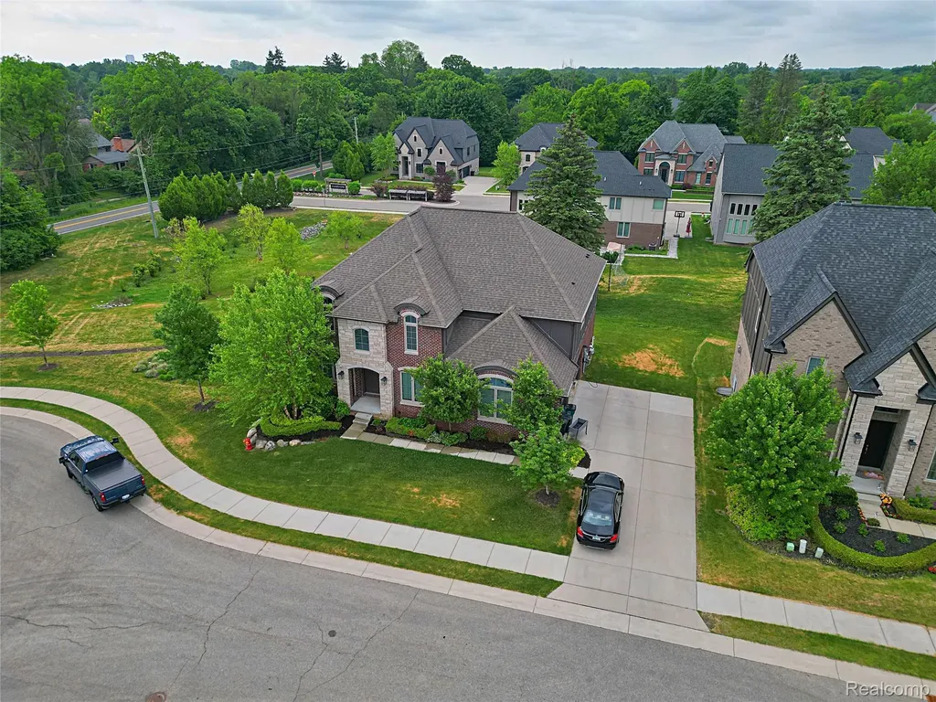 4966 Park Manor Drive Troy City MI 48098