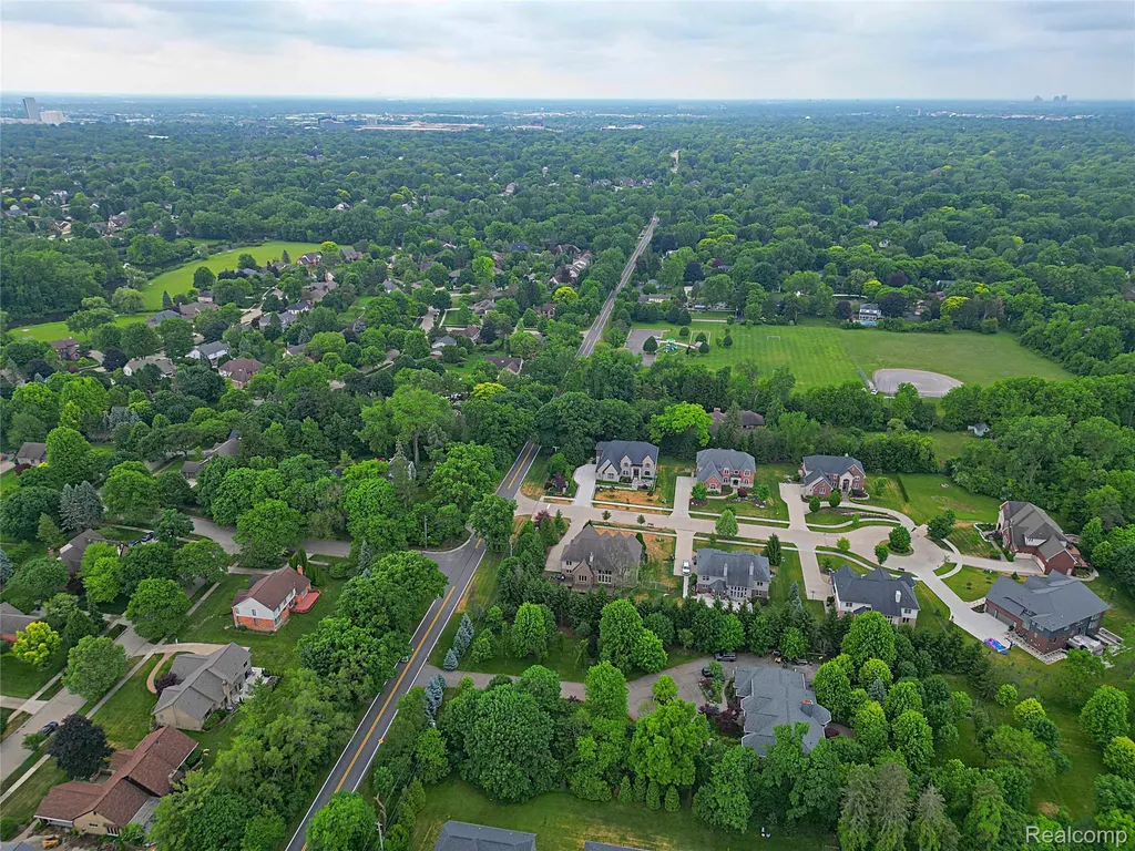 4966 Park Manor Drive Troy City MI 48098