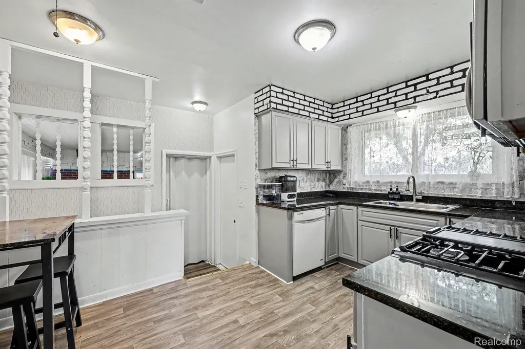 28326 Alden Street Madison Heights City MI 48071
