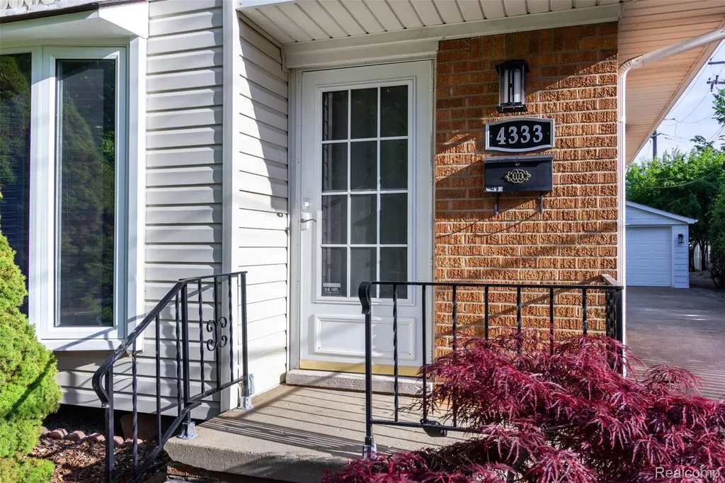 4333 Manor Avenue Royal Oak City MI 48073