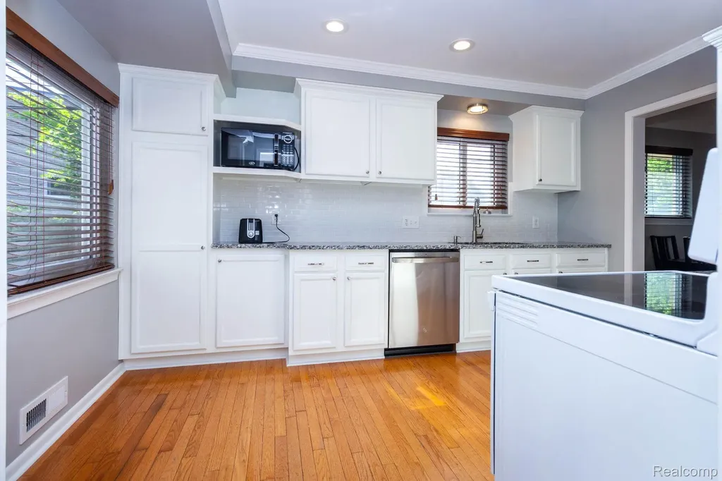 4333 Manor Avenue Royal Oak City MI 48073