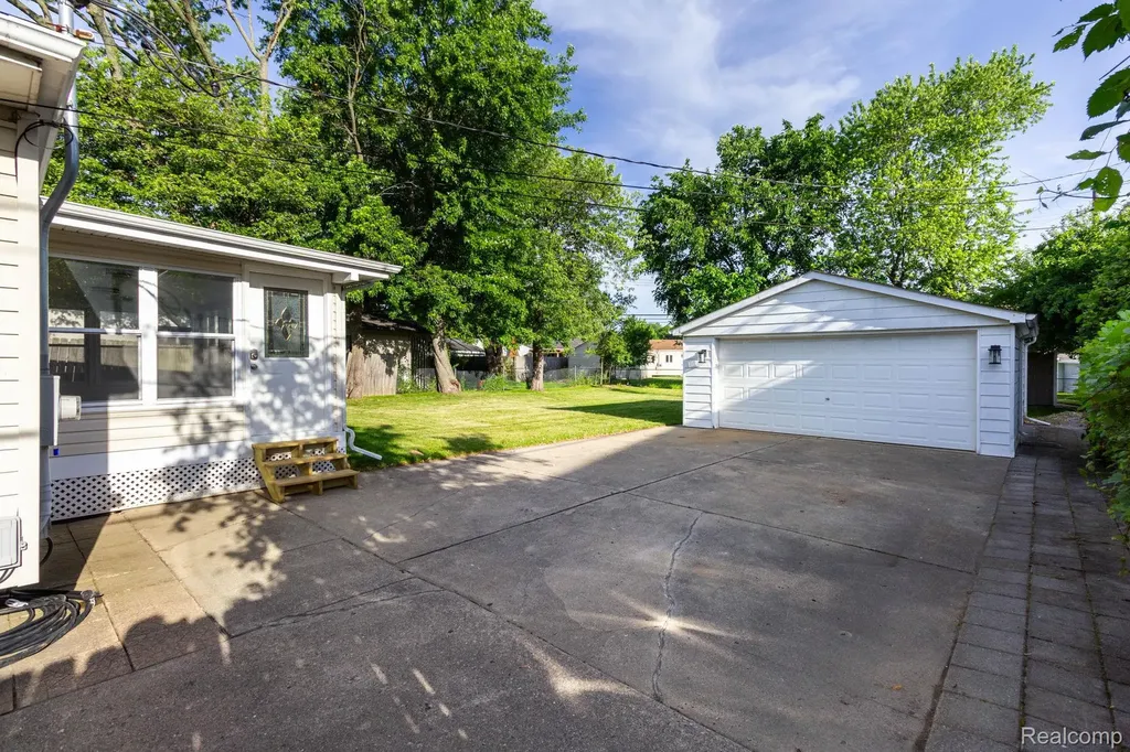 4333 Manor Avenue Royal Oak City MI 48073