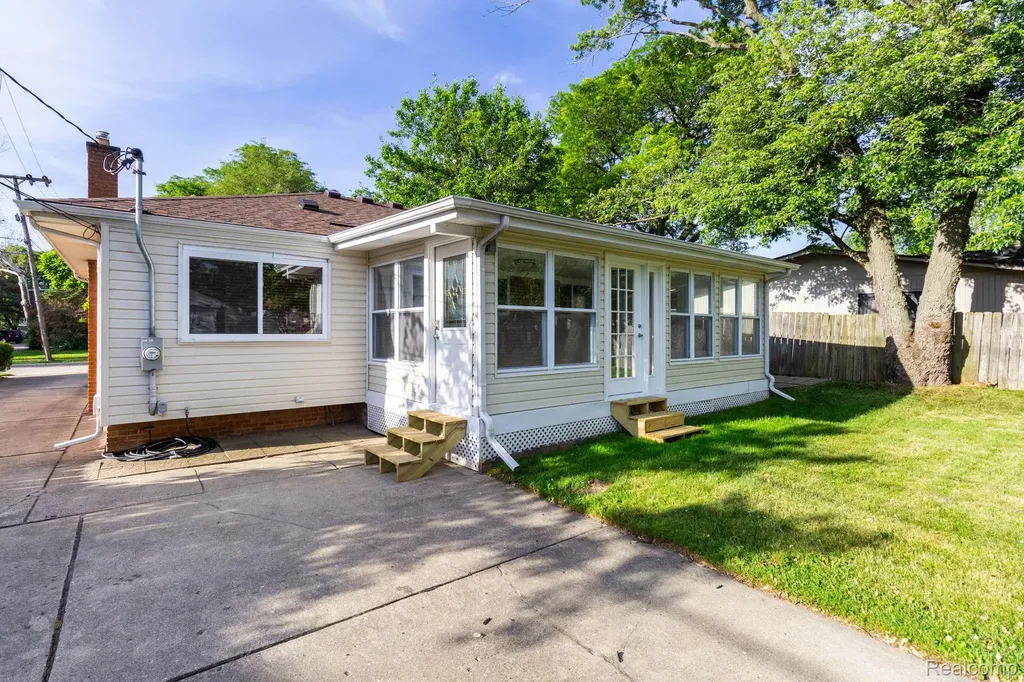 4333 Manor Avenue Royal Oak City MI 48073
