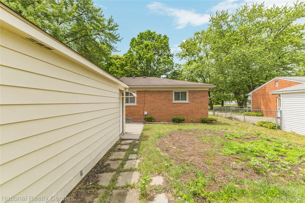 19952 Garfield Redford Charter Township MI 48240