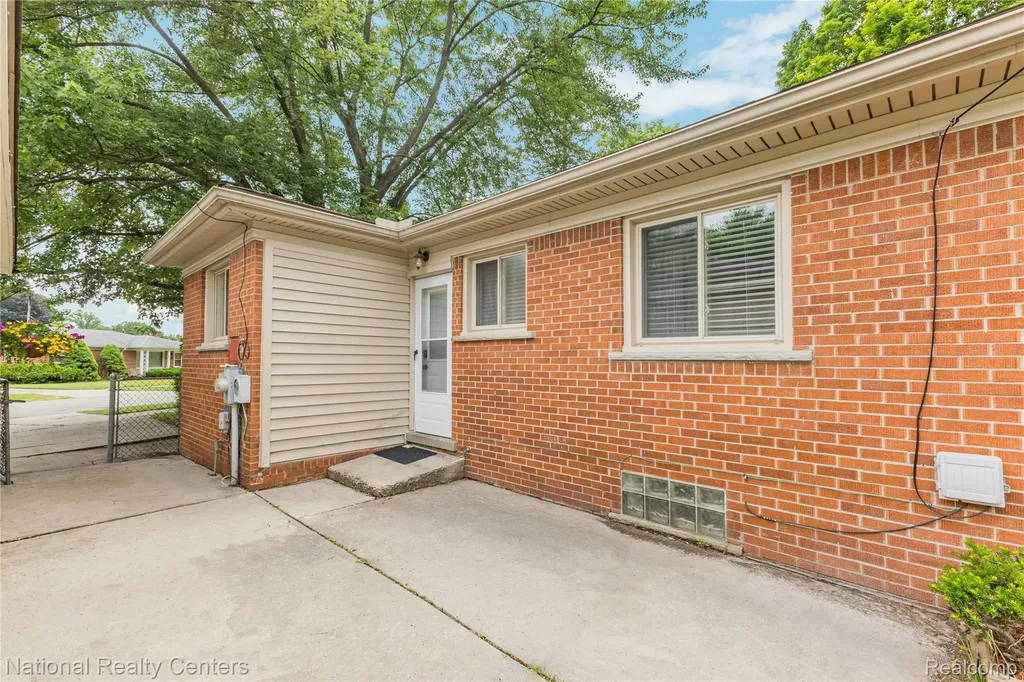 19952 Garfield Redford Charter Township MI 48240