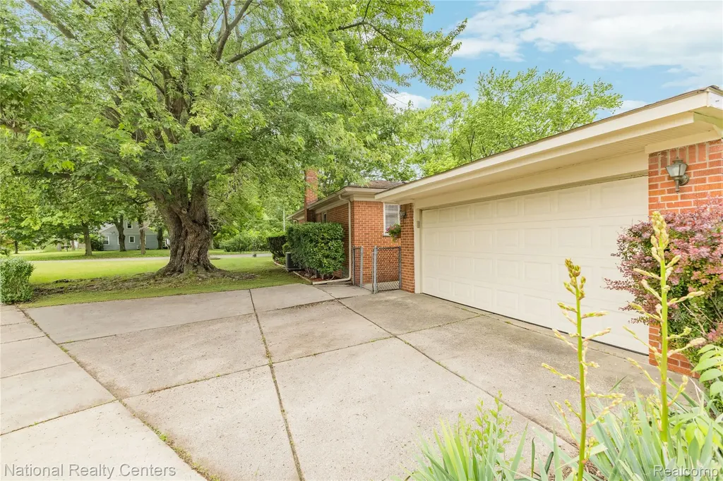 19952 Garfield Redford Charter Township MI 48240