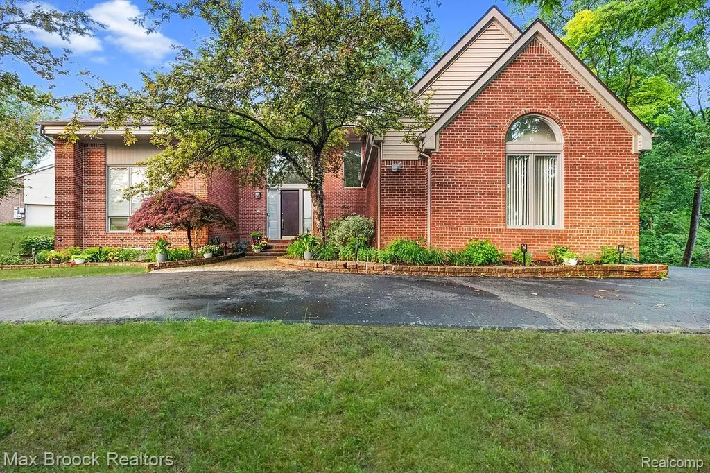 2295 Shore Hill Drive West Bloomfield Charter Township MI 48323