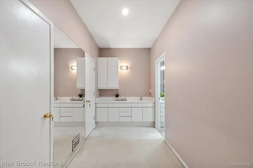 2295 Shore Hill Drive West Bloomfield Charter Township MI 48323
