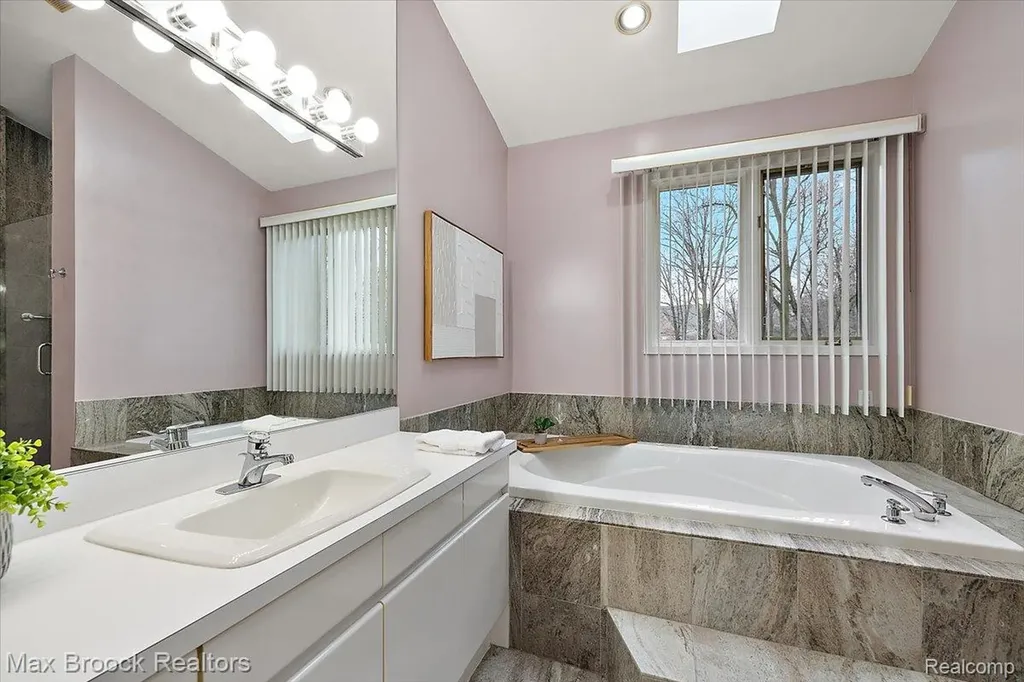 2295 Shore Hill Drive West Bloomfield Charter Township MI 48323