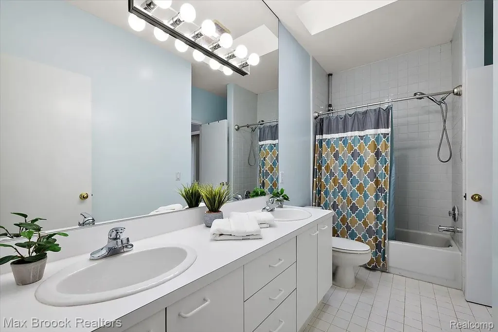2295 Shore Hill Drive West Bloomfield Charter Township MI 48323