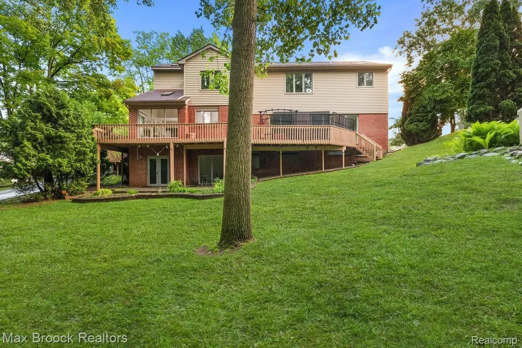 2295 Shore Hill Drive West Bloomfield Charter Township MI 48323