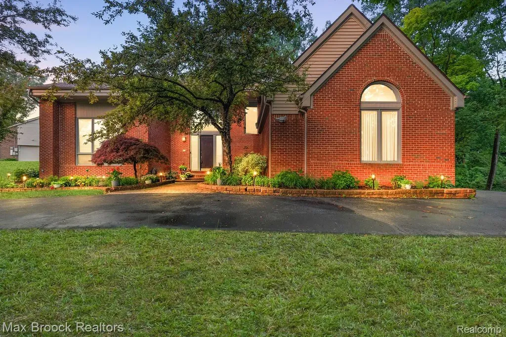 2295 Shore Hill Drive West Bloomfield Charter Township MI 48323