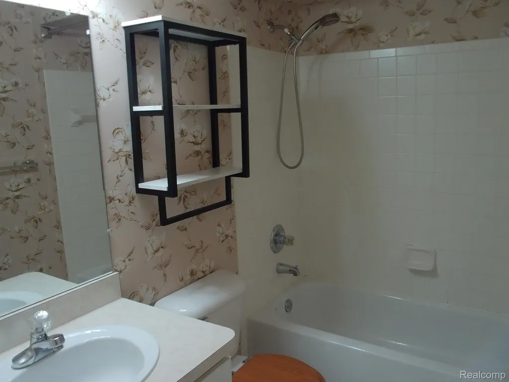 2009 Monarch Drive Shelby Charter Township MI 48316
