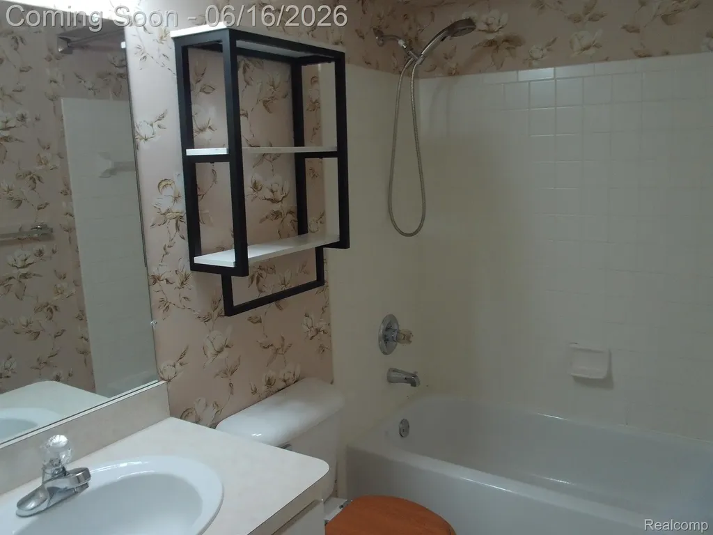 2009 Monarch Drive Shelby Charter Township MI 48316