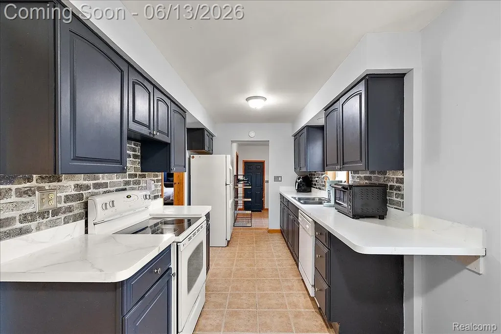 1920 E Saratoga Street Ferndale City MI 48220