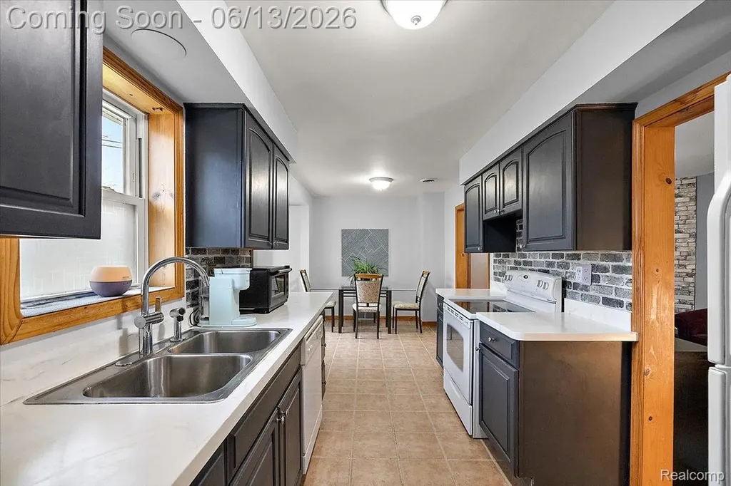 1920 E Saratoga Street Ferndale City MI 48220