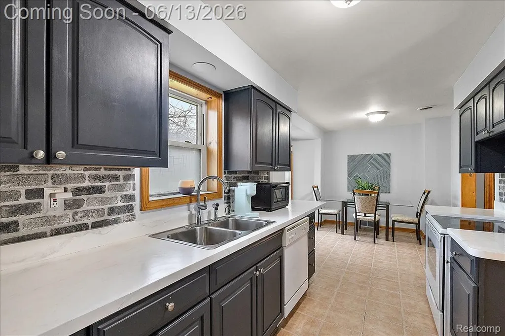 1920 E Saratoga Street Ferndale City MI 48220