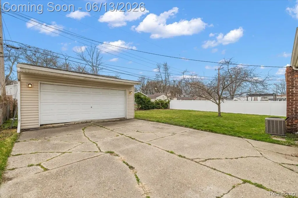 1920 E Saratoga Street Ferndale City MI 48220