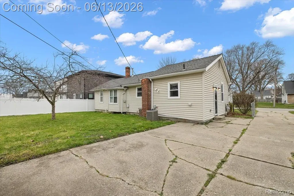 1920 E Saratoga Street Ferndale City MI 48220