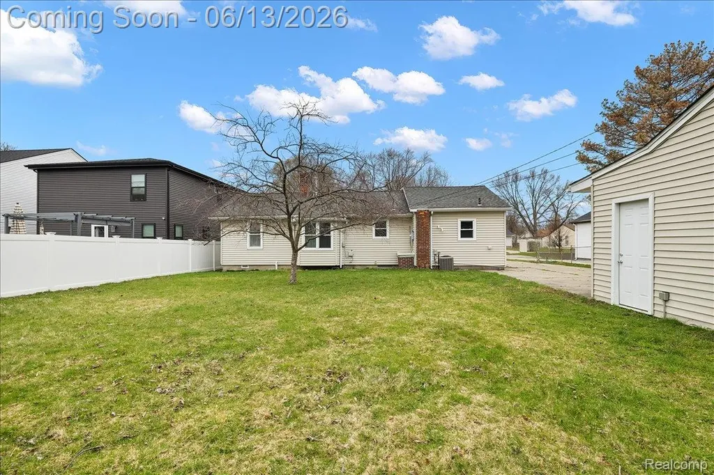 1920 E Saratoga Street Ferndale City MI 48220