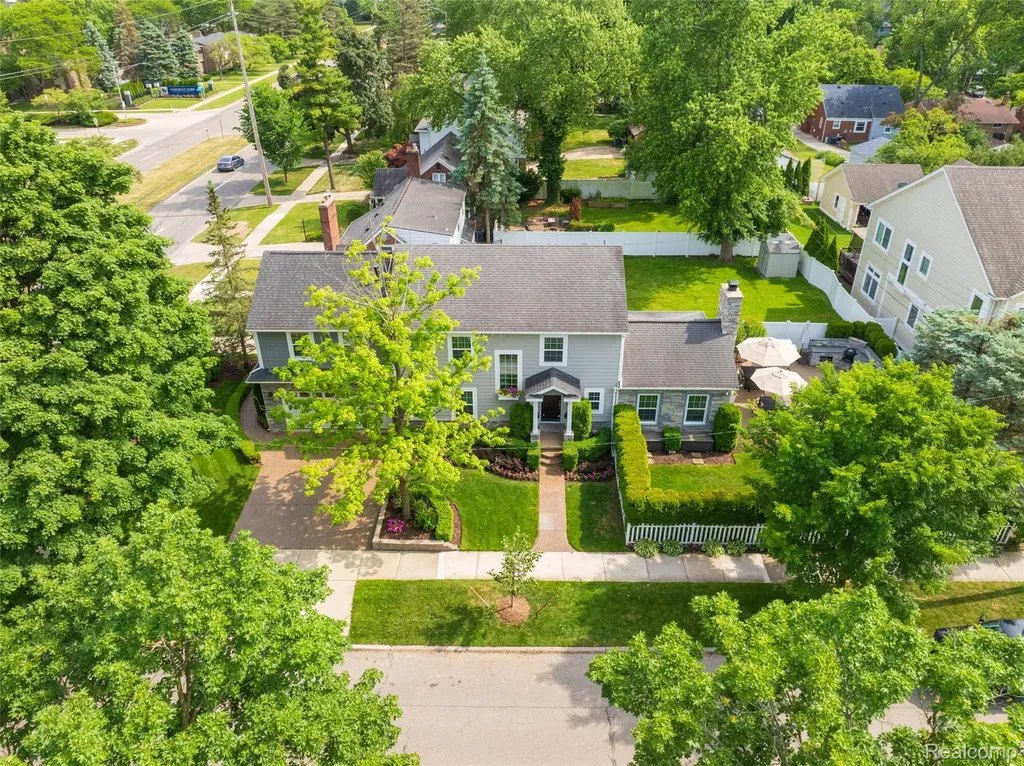 2872 Manchester Road Birmingham City MI 48009