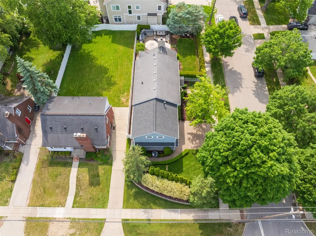 2872 Manchester Road Birmingham City MI 48009