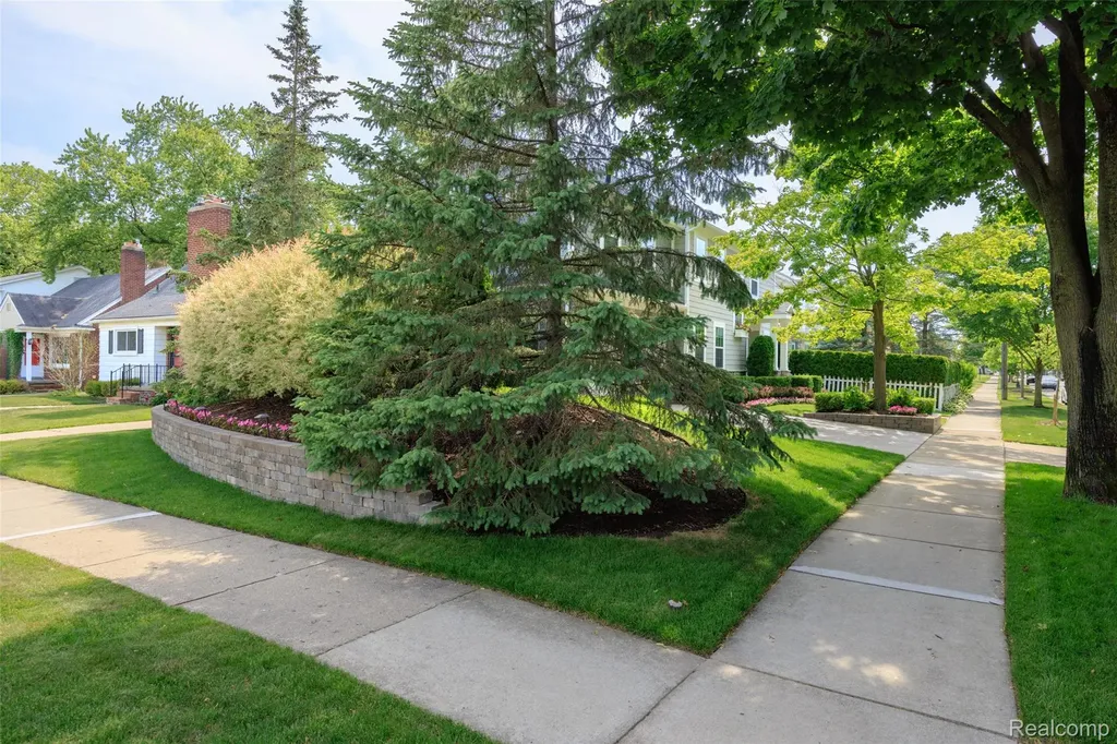 2872 Manchester Road Birmingham City MI 48009