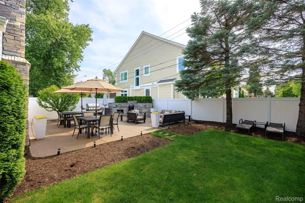2872 Manchester Road Birmingham City MI 48009