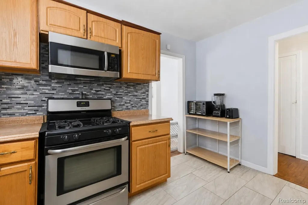 13995 Toepfer Road Warren City MI 48089