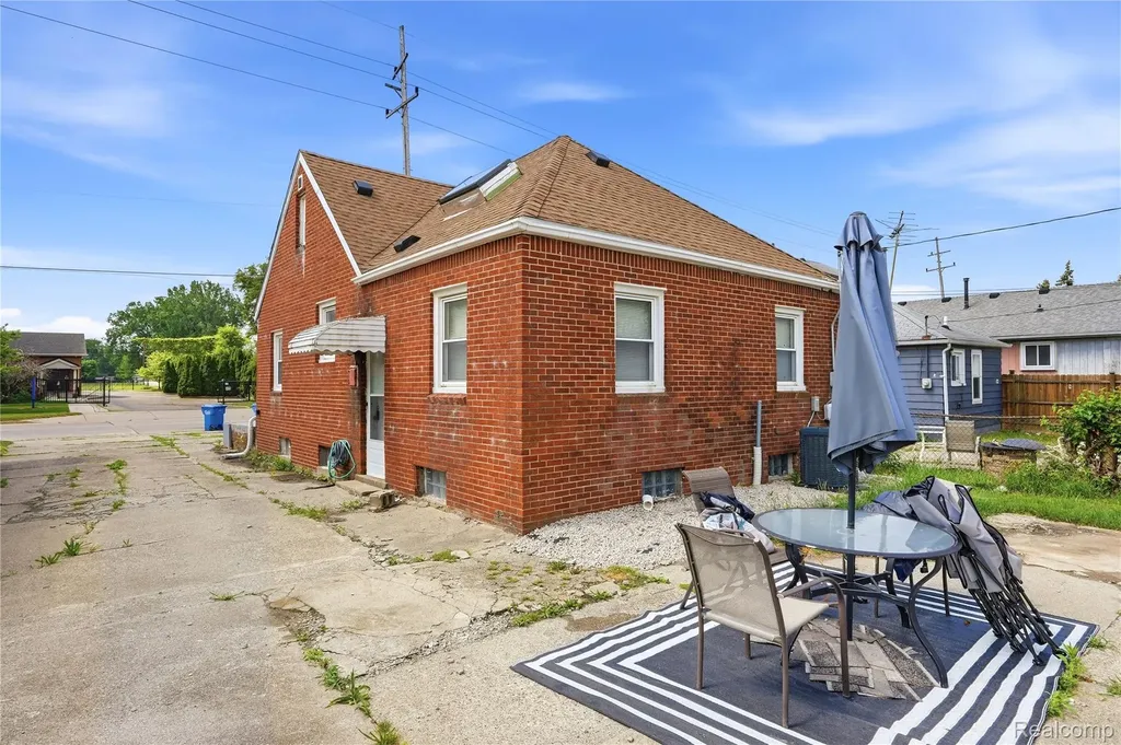 13995 Toepfer Road Warren City MI 48089