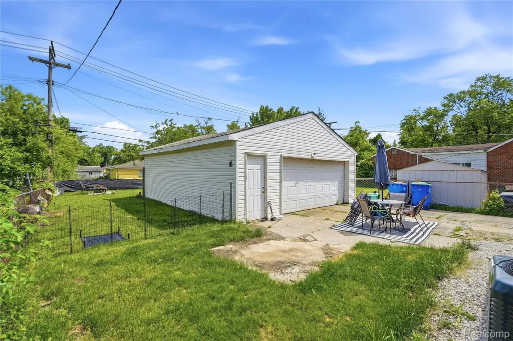 13995 Toepfer Road Warren City MI 48089