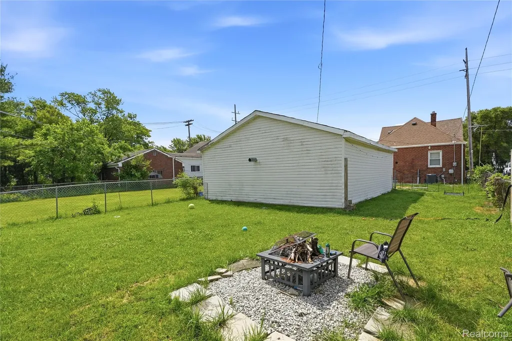 13995 Toepfer Road Warren City MI 48089