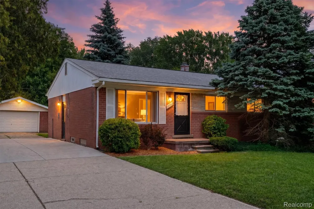 15032 Arcola Street Livonia City MI 48154