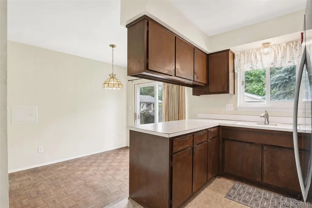 15032 Arcola Street Livonia City MI 48154