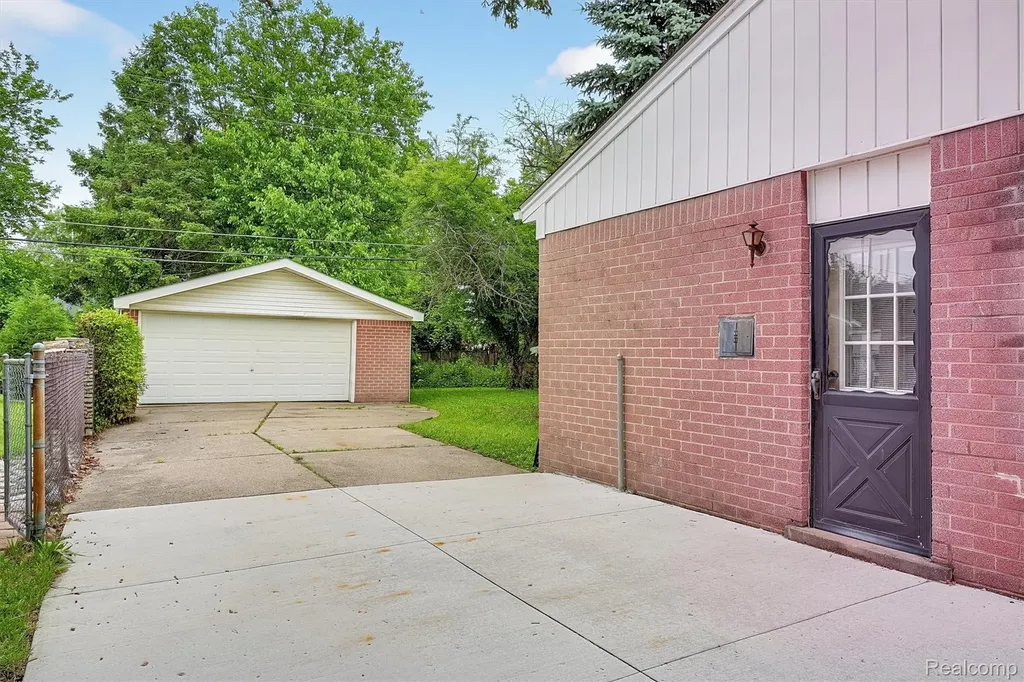 15032 Arcola Street Livonia City MI 48154