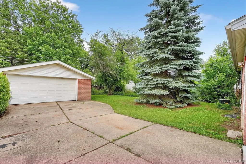 15032 Arcola Street Livonia City MI 48154
