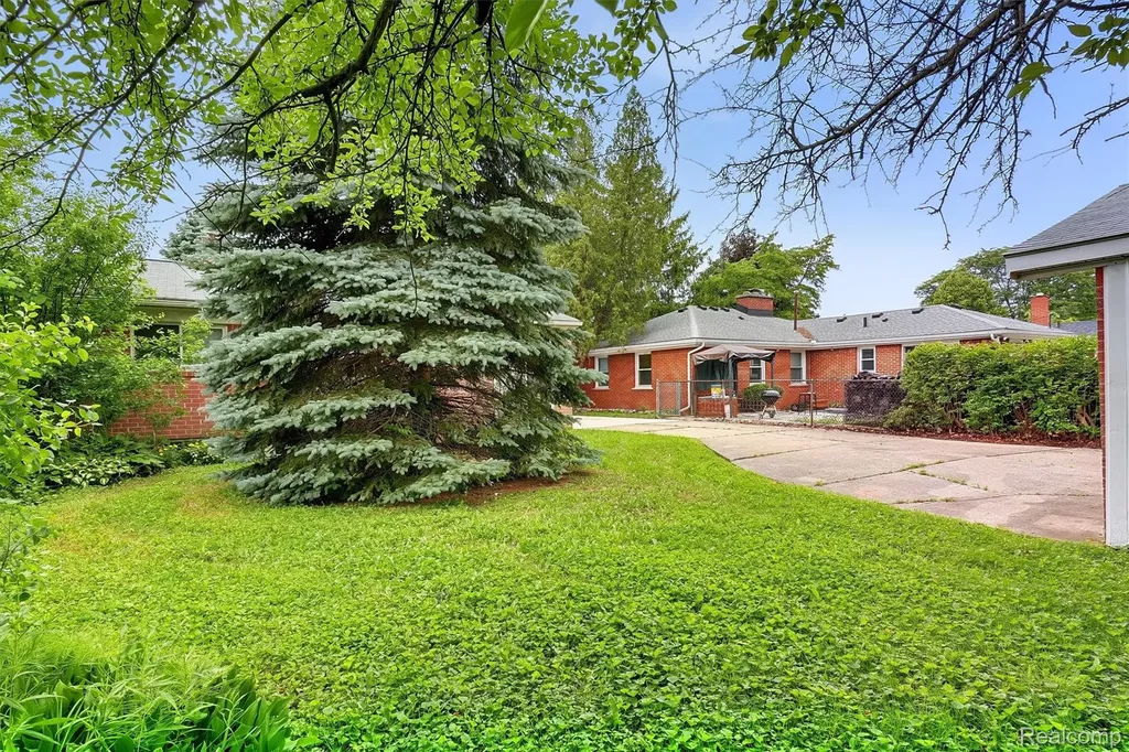 15032 Arcola Street Livonia City MI 48154
