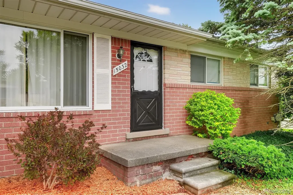15032 Arcola Street Livonia City MI 48154