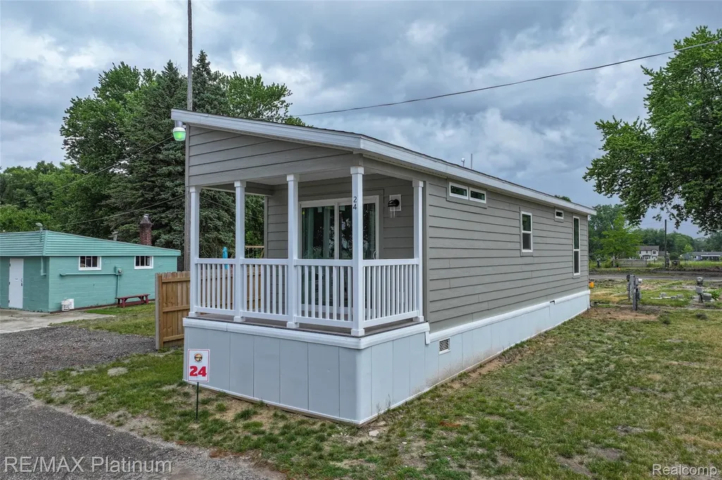 24 Sunset Lane Fenton Charter Township MI 48430