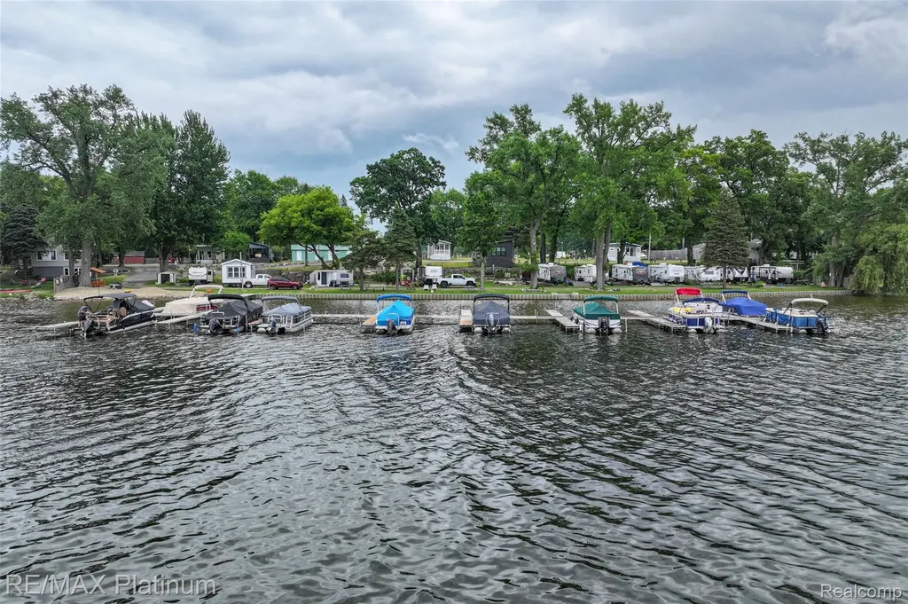 24 Sunset Lane Fenton Charter Township MI 48430