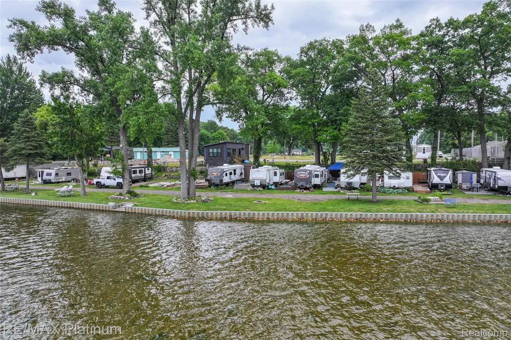 24 Sunset Lane Fenton Charter Township MI 48430