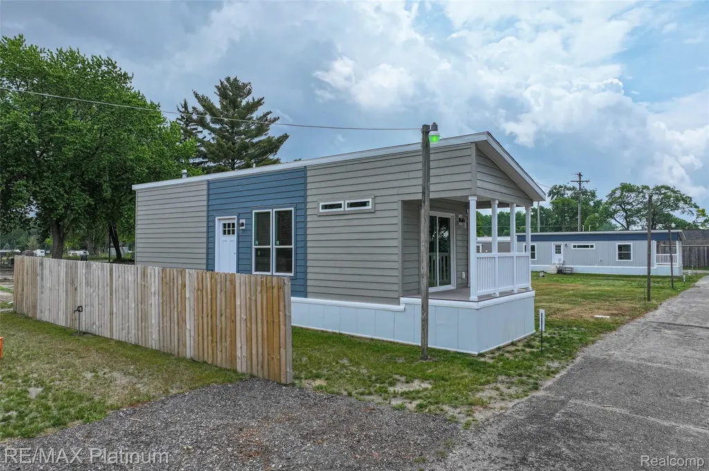 24 Sunset Lane Fenton Charter Township MI 48430