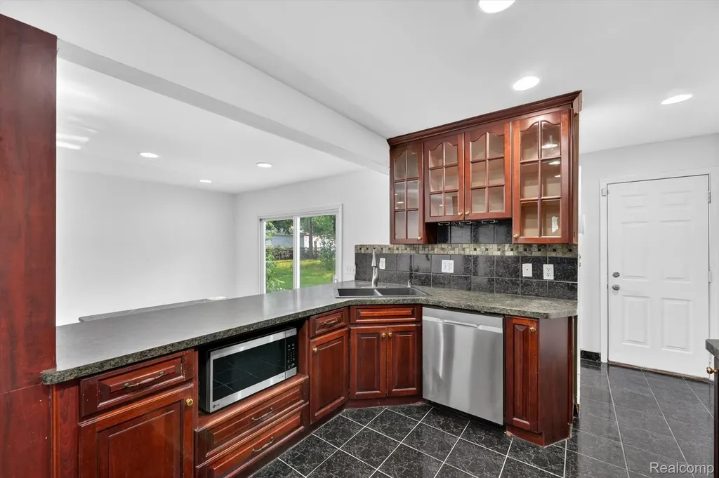 8452 Doncaster Sterling Heights City MI 48312