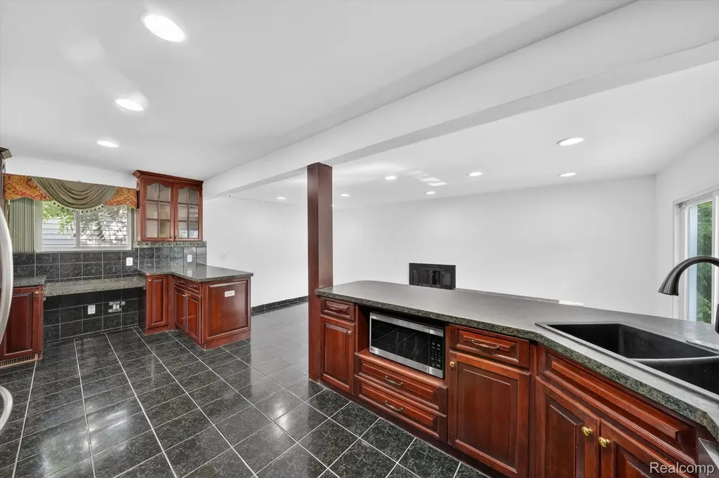 8452 Doncaster Sterling Heights City MI 48312