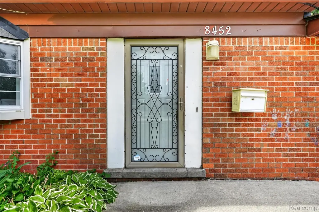 8452 Doncaster Sterling Heights City MI 48312