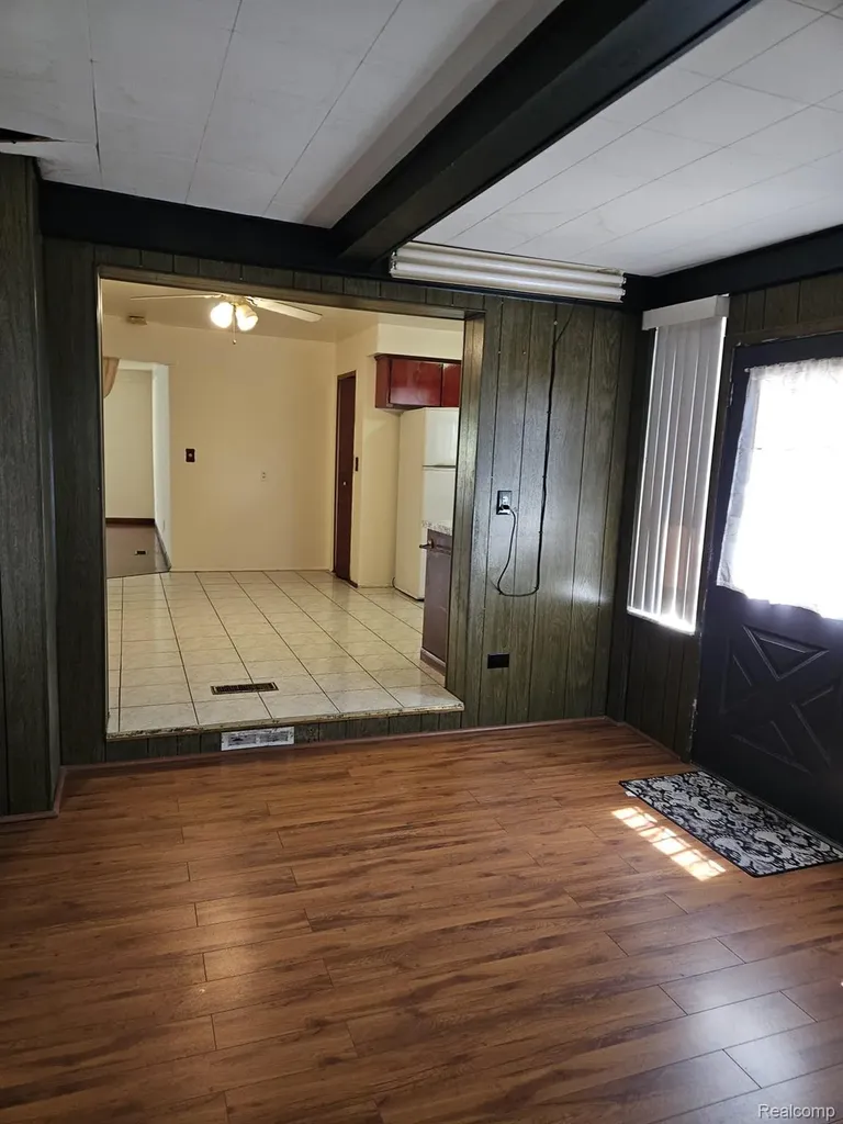 28661 Panama Street Warren City MI 48092