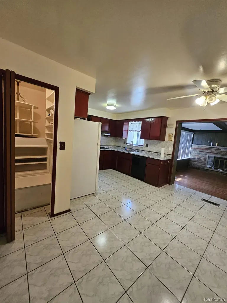28661 Panama Street Warren City MI 48092