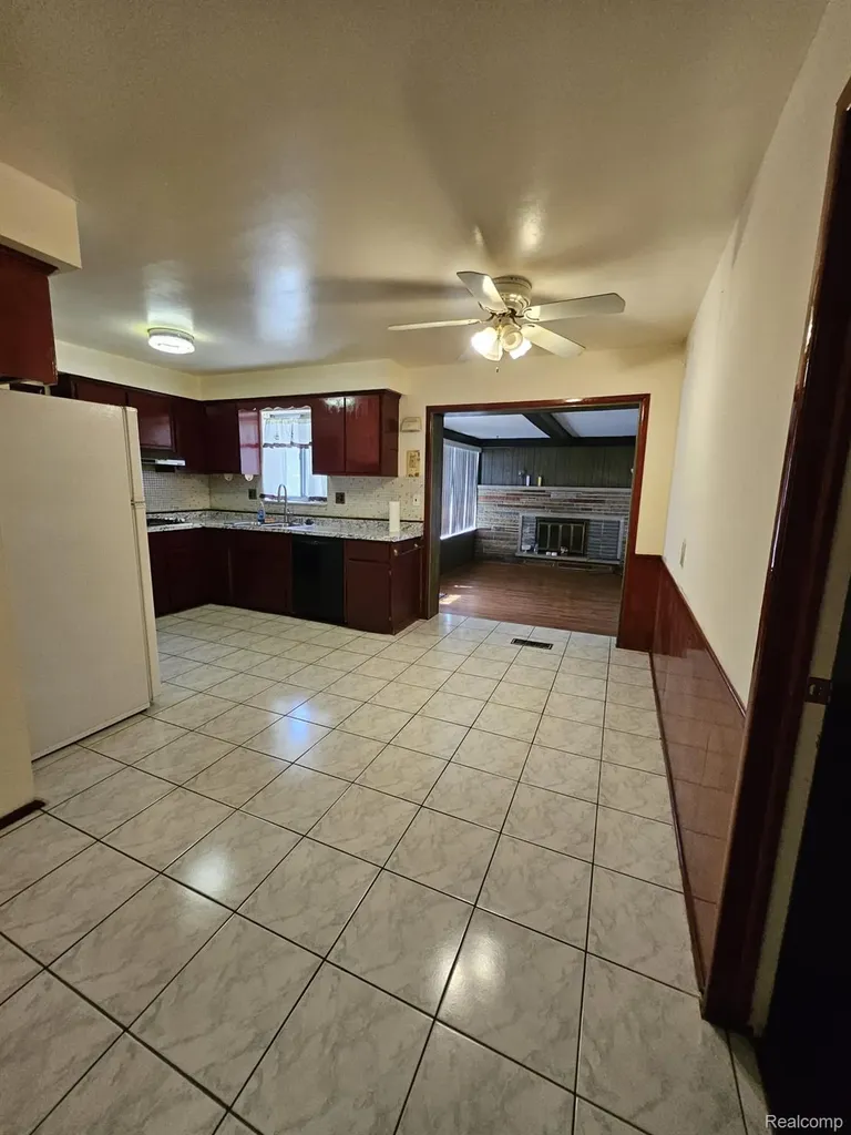 28661 Panama Street Warren City MI 48092