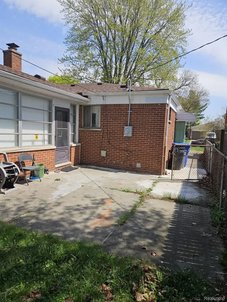 28661 Panama Street Warren City MI 48092