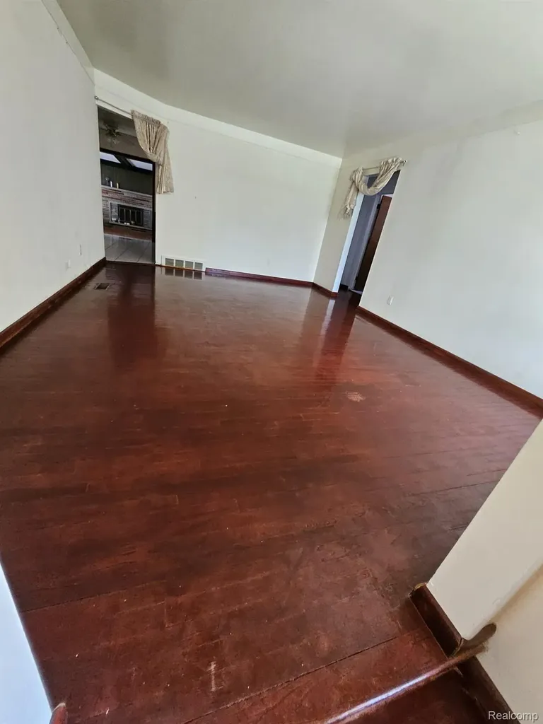 28661 Panama Street Warren City MI 48092